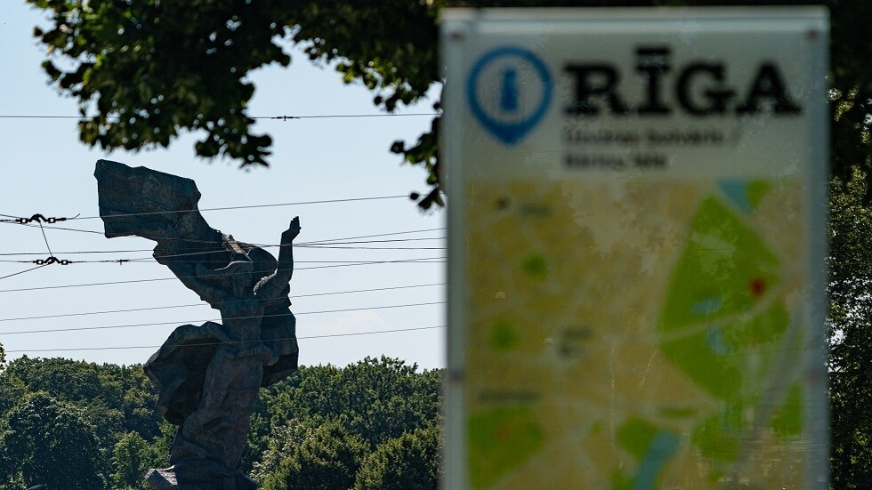 لاتفيا تعد قانونا لتقييد استخدام اللغة الروسية
