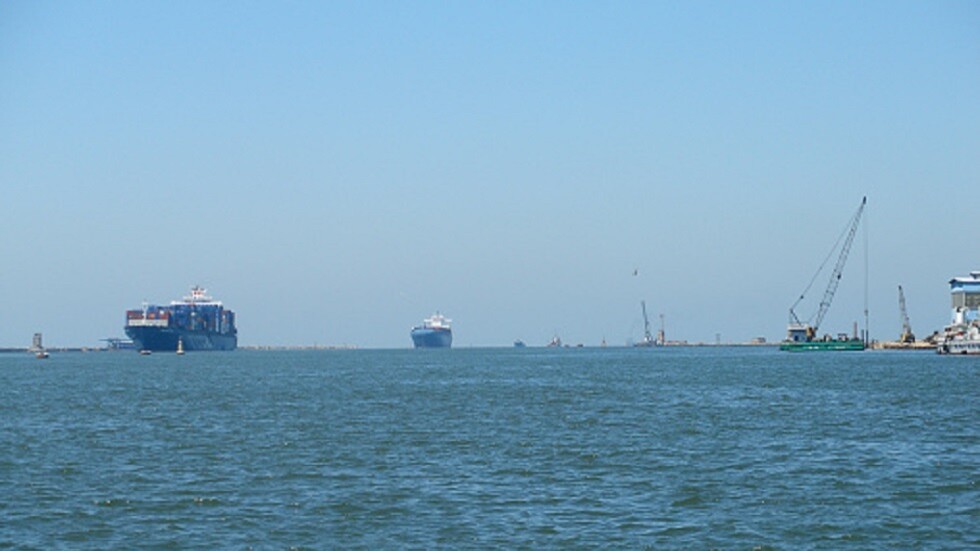 مصر.. تعويم سفينة جانحة بخليج السويس (صورة)