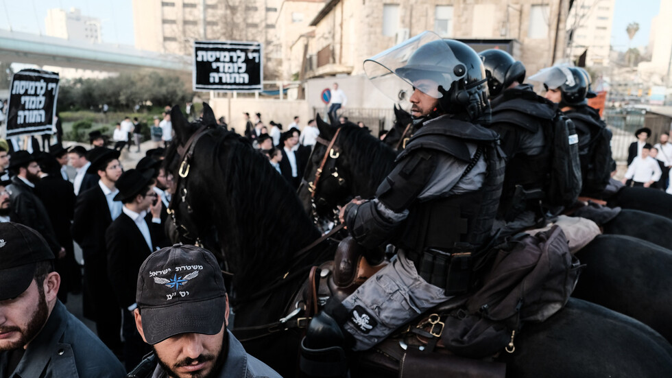 تظاهرة لطائفة الحريديم في إسرائيل ضد قرار تشريح جثة طفل من الطائفة قتل خنقا على يد ابن عمه