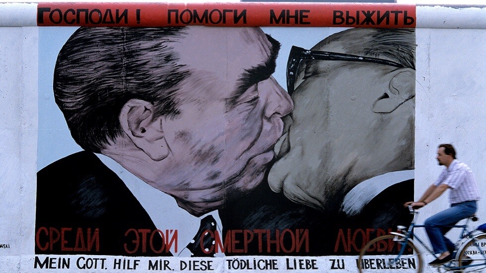 وفاة صاحب "قبلة بريجنيف وهونيكر" الشهيرة