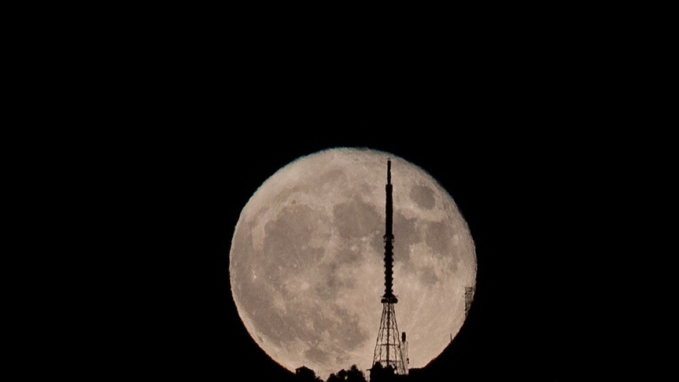 دراسة جديدة تلقي الضوء على أصل القمر