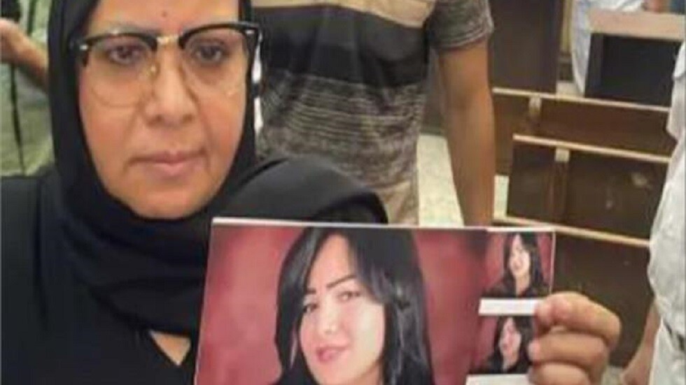 بسبب الصراخ.. حبس والدة الإعلامية المصرية شيماء جمال داخل قفص الاتهام