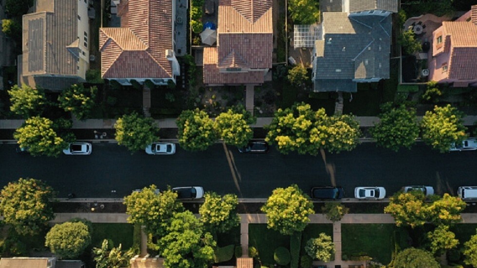 أمريكية تشتري بيتا و"تظفر" بملكية حي كامل