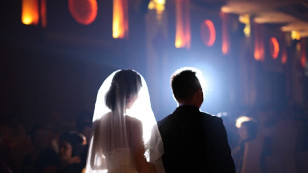 عريس صيني يفاجئ الحاضرين بفيديو فاضح لعروسه (صورة)