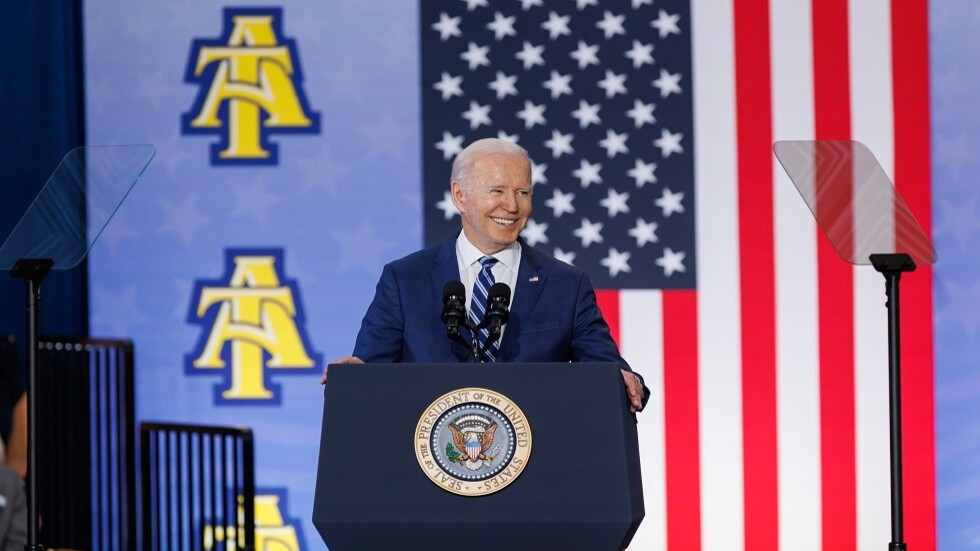 سيناتور أمريكي يعرض على بايدن مهنة جديدة