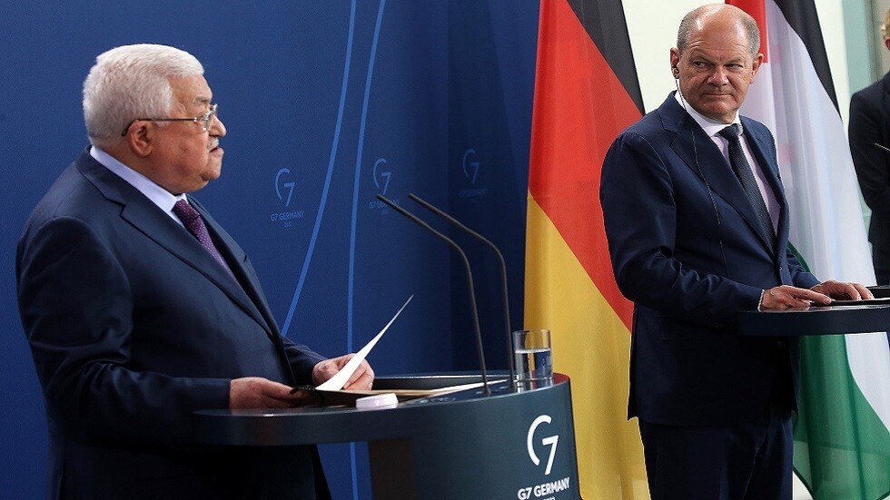 "كان عليه أن يطلب منه مغادرة المبنى".. شولتس يواجه انتقادات لطريقه تعامله مع كلام عباس عن "50 محرقة"