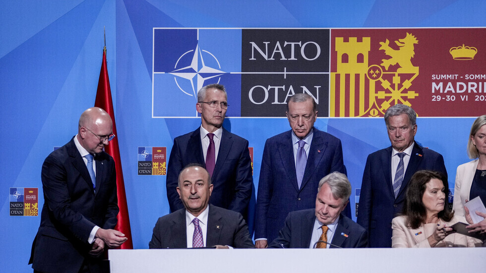 وزير تركي يحذر من إمكانية تعليق عملية انضمام فنلندا والسويد للناتو