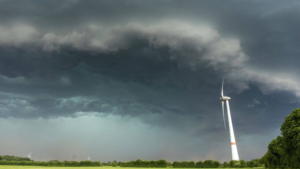 مصرع عدة أشخاص في إيطاليا وفرنسا جراء العواصف العنيفة (فيديو)