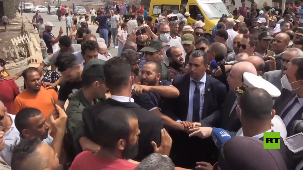 رئيس وزراء الجزائر يتفقد آثار الحريق المدمر