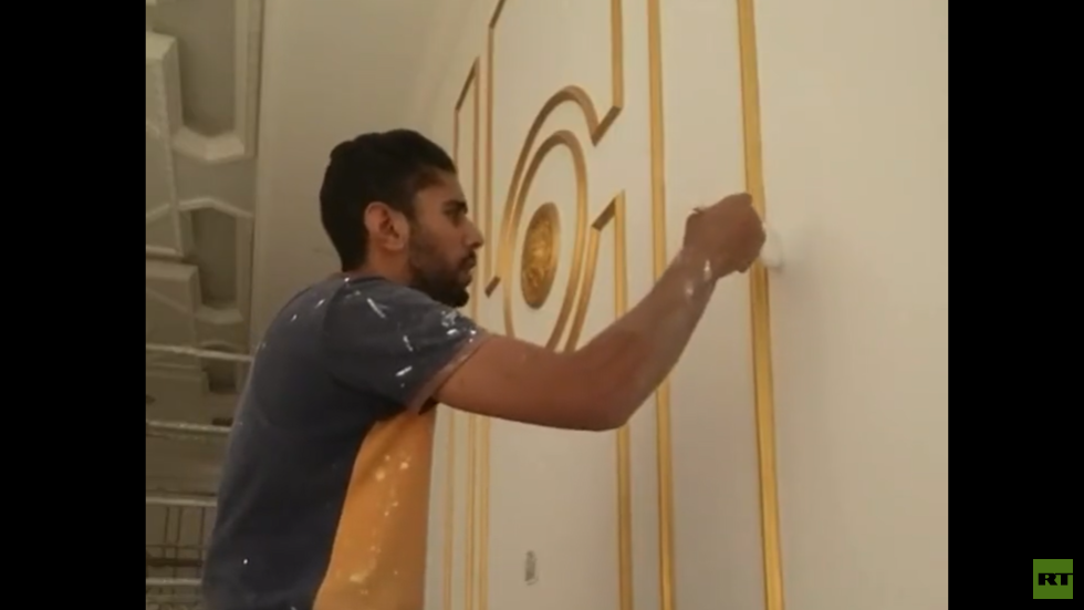 نقاش مصري يثير ضجة بصوته 