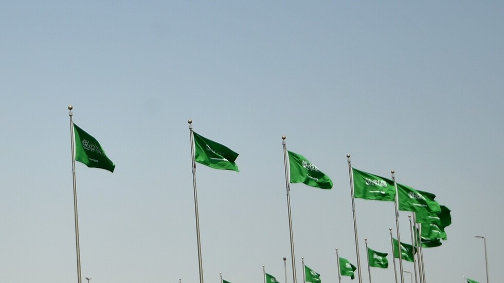 السعودية..تضرر مركبات وتعطل الحركة بالمدينة المنورة جراء الأمطار الغزيرة (صور + فيديو)