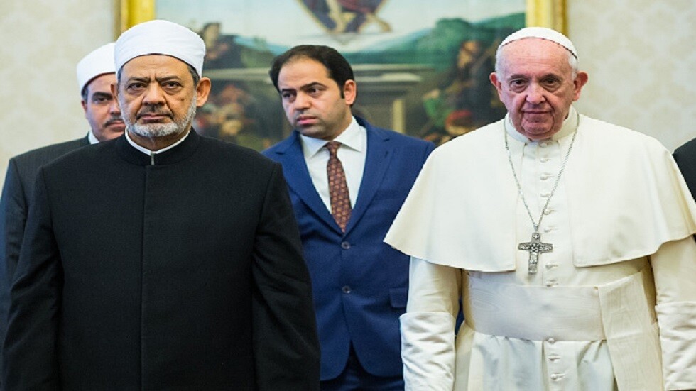 صورة.. الأزهر يرد على انتقادات لصورة متداولة للإمام الأكبر الشيخ أحمد الطيب بجانبه كتاب 