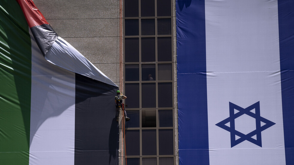 لأول مرة..فلسطينيون يسافرون عن طريق مطار رامون الإسرائيلي