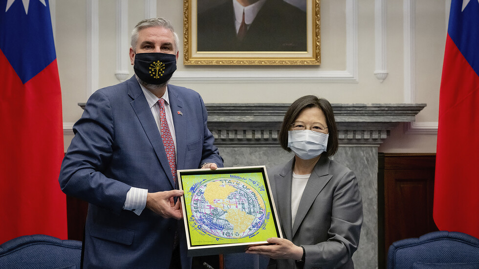 حاكم ولاية إنديانا ينضم إلى سلسلة الزيارات الأمريكية إلى تايوان