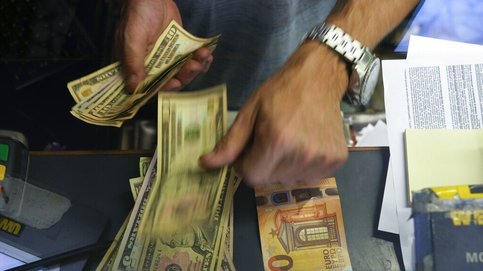 اليورو يسجل أدنى مستوى له مقابل الدولار منذ 2002