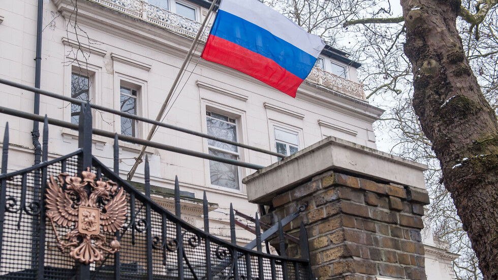 السفارة الروسية بلندن تدعو السلطات البريطانية لعدم زعزعة النظام العالمي المتعدد الأقطاب