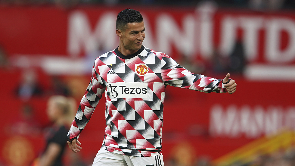 شاهد.. رونالدو يضع نجم ليفربول السابق في موقف محرج