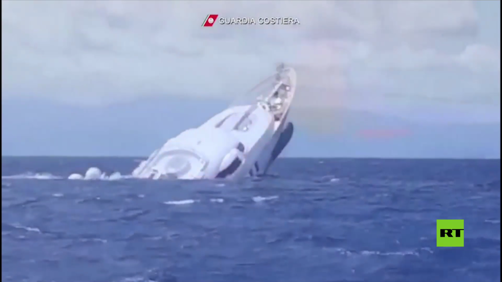 شاهد بالفيديو.. غرق يخت فاخر في البحر الأيوني قبالة سواحل إيطاليا