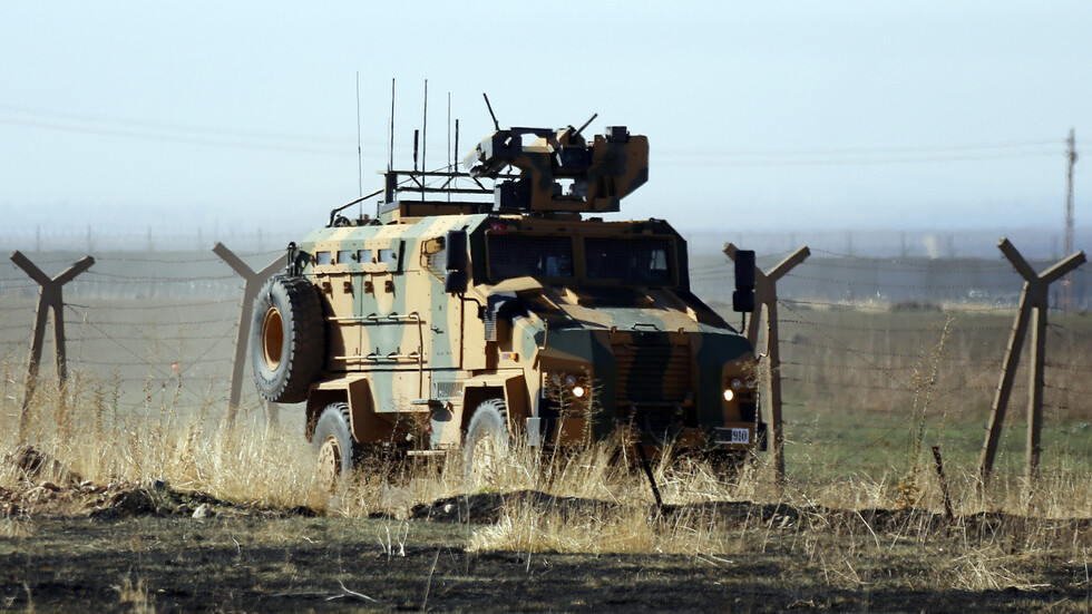 قتلى وجرحى إثر قصف مسيرة انتحارية للجيش التركي في بلدة تل رفعت السورية (صور)