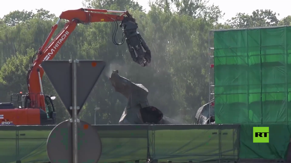 لحظة إسقاط النصب التذكاري للمحاربين السوفيت في ريغا