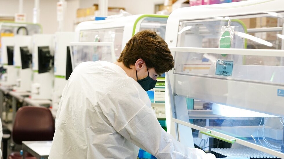 إصابة رجل في إيطاليا بالإيدز وكورونا وجدري القردة في وقت واحد.. فكيف حاله الآن؟