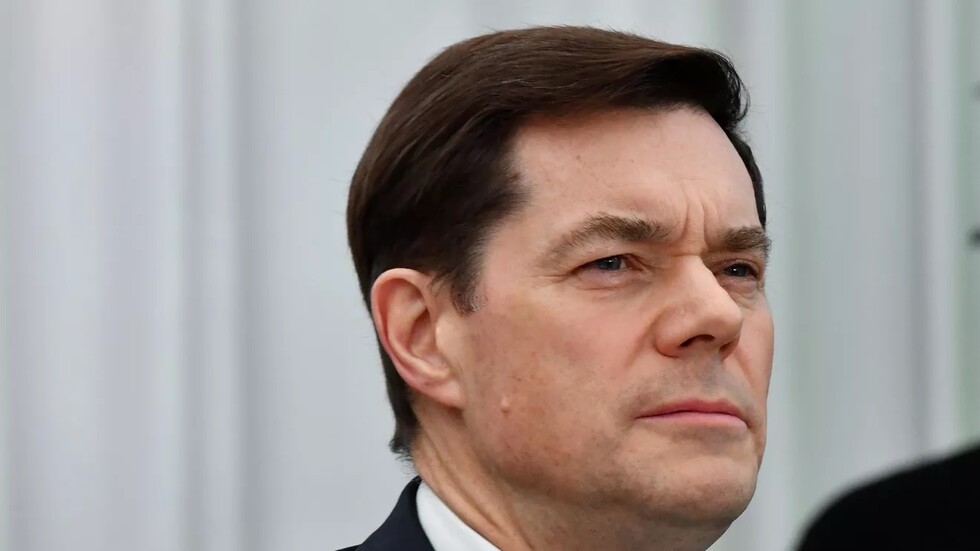 بوتين يقلد رجل أعمال وسام الصداقة