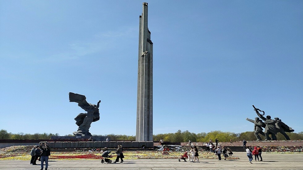 استمرار إزالة نصب تذكارية للمحاربين السوفييت في لاتفيا وبولندا