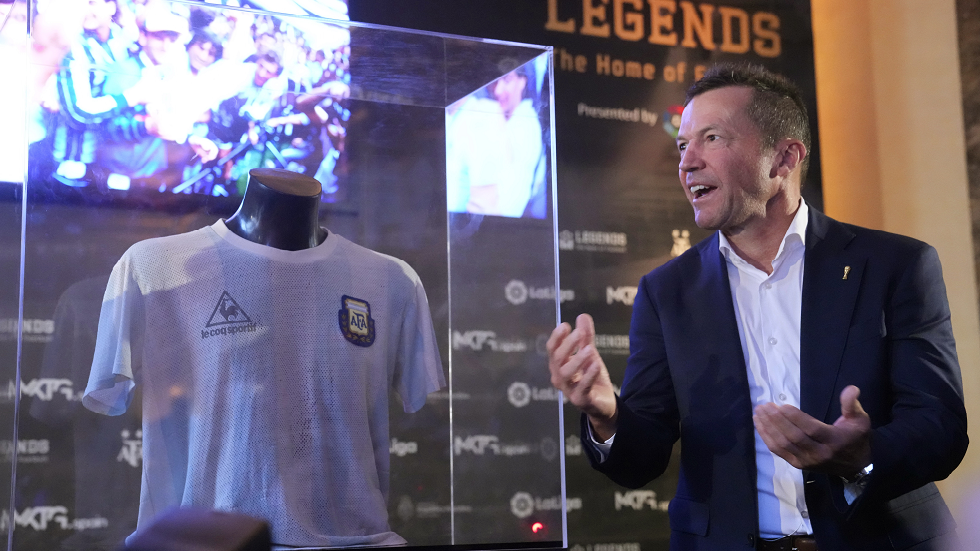 سفارة الأرجنتين بمدريد تتسلم قميصا لمارادونا يعود لعام 1986