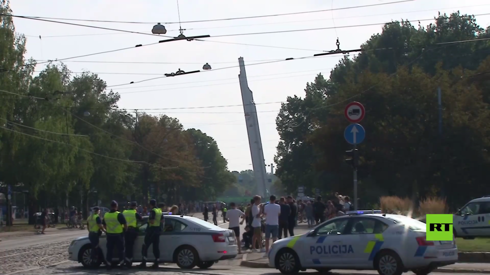 بالفيديو.. تفكيك مسلّة النصب التذكاري للجنود السوفييت في ريغا