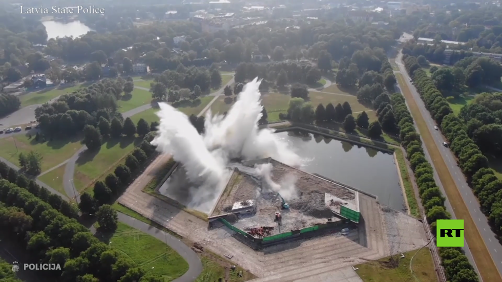 لقطة من السماء.. لحظة سقوط مسلة النصب التذكاري للجنود السوفييت في عاصمة لاتفيا