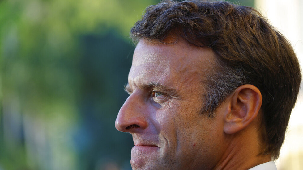 ماكرون يتحدث عن سبب خفض منح تأشيرات السفر للجزائريين