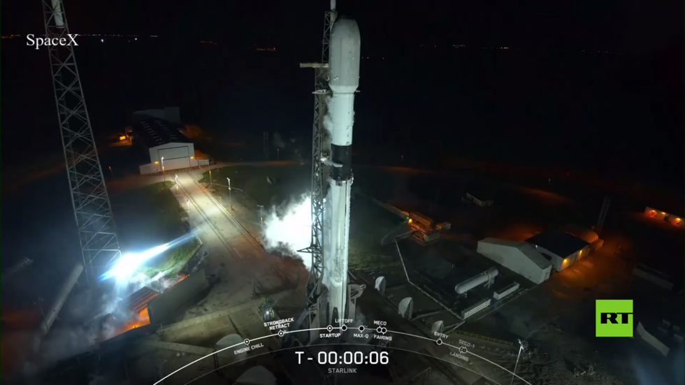 شاهد.. إطلاق دفعة جديدة من أقمار ستارلينك الصناعية إلى الفضاء