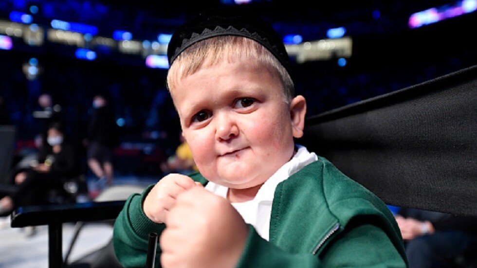 وصول نجم "تيك توك" وأشهر قزم في العالم إلى أستراليا في أول جولة خطابية له (صور)