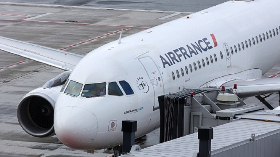 من جنيف إلى باريس.. قمرة طائرة فرنسية تتحول لحلبة مصارعة بين طيارين والشركة تباشر التحقيق