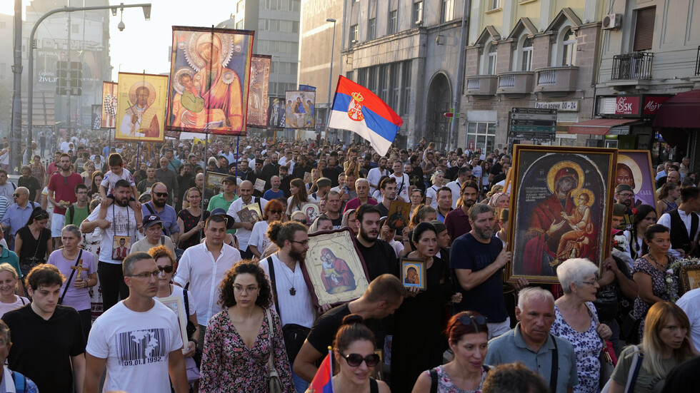 آلاف المتظاهرين في صربيا ضد تنظيم "مسيرة الفخر" الأوروبية للمثليين (فيديو)