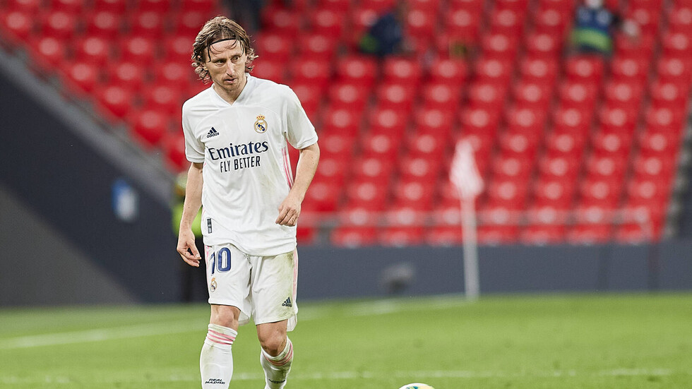 مودريتش يحظى بتحية جماهير المنافس عند خروجه من الملعب (فيديو)