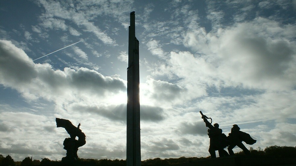 السفارة الروسية في لاتفيا تعلق على الاعتقالات أثناء احتجاجات ريغا