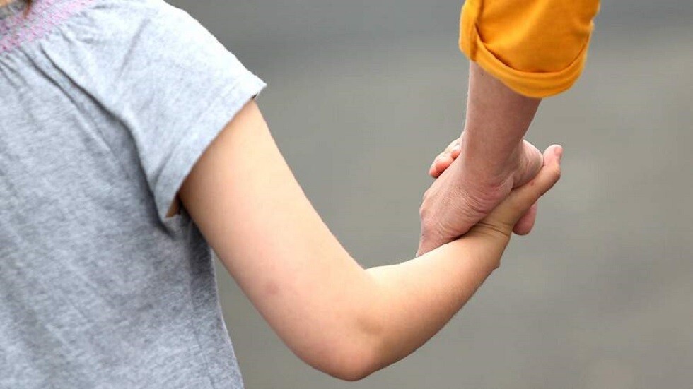 طبيبة روسية توضح سبب برودة اليدين عند الطفل