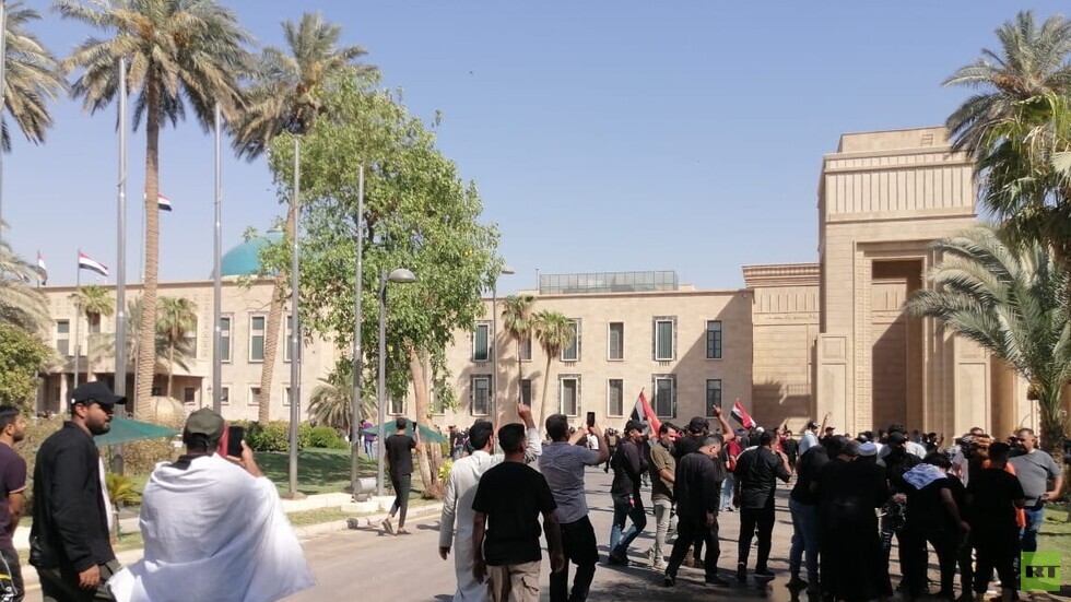 مراسل RT في العراق: متظاهرون يقتحمون القصر الجمهوري في العاصمة بغداد (فيديوهات)