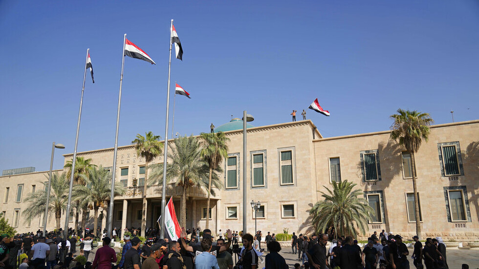 بعثة الأمم المتحدة تدعو المتظاهرين إلى إخلاء المباني الحكومية في بغداد