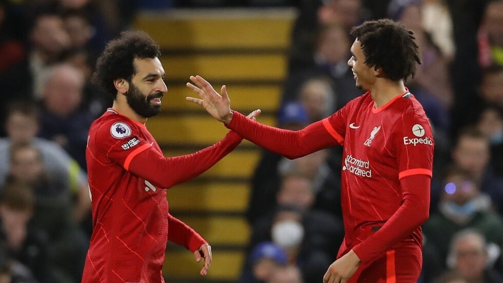 شاهد.. محمد صلاح يتسلم جائزة قديمة ويداعب زميله أرنولد