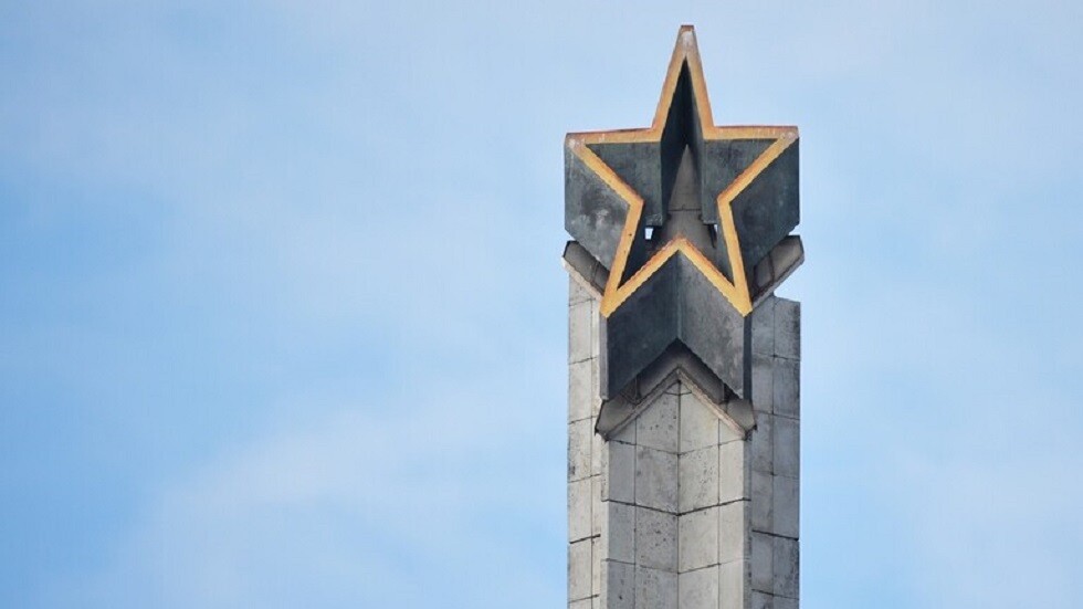  "لا يوجد مال لدينا".. عمدة مدينة في لاتفيا يرد على وزير طالب بهدم تماثيل سوفيتية