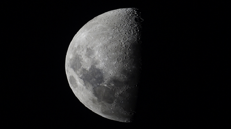 كشف أسرار أحلك الأماكن على القمر!