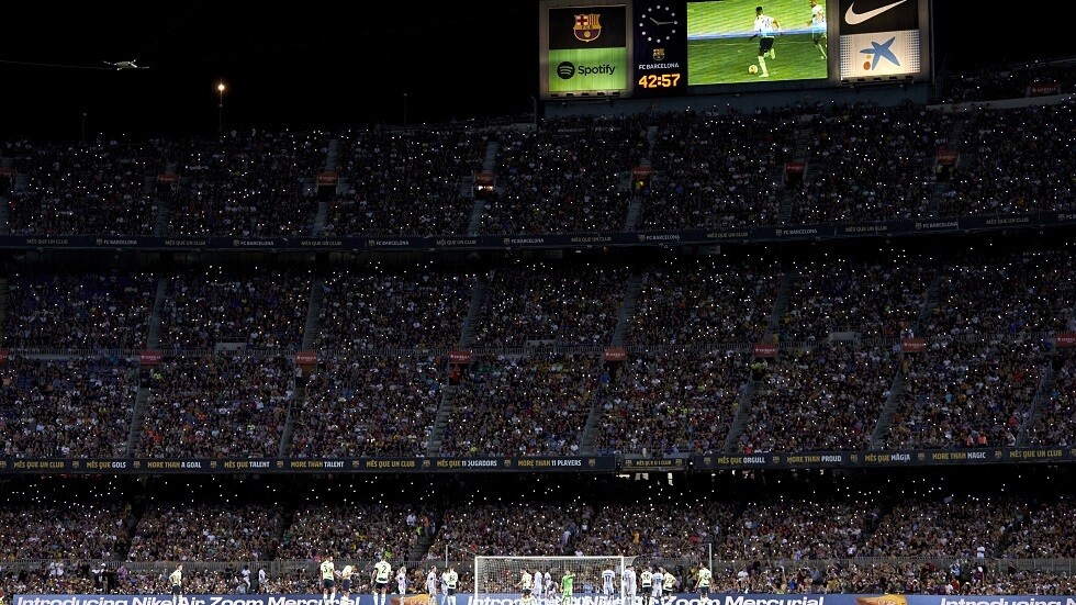 سخرية وغضب جماهير برشلونة.. الجرذان تتجول في ملعب "كامب نو".. فيديو