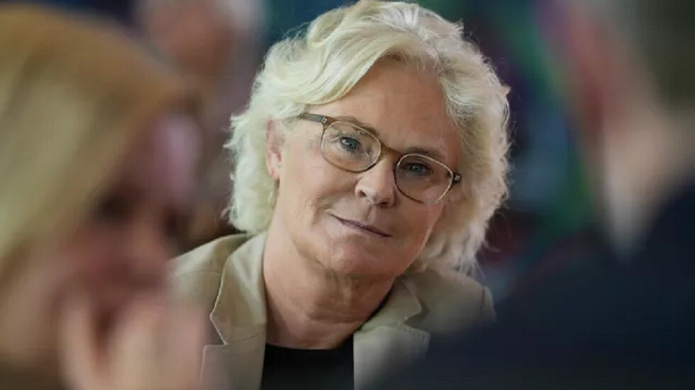 وزيرة الدفاع الألمانية: لم يعد لدينا أسلحة نرسلها لأوكرانيا