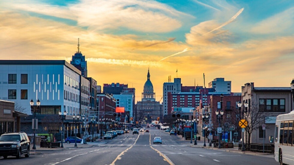 انقطاع الكهرباء عن أكثر من 350 ألف مشترك في ميشيغان الأمريكية إثر عواصف رعدية شديدة