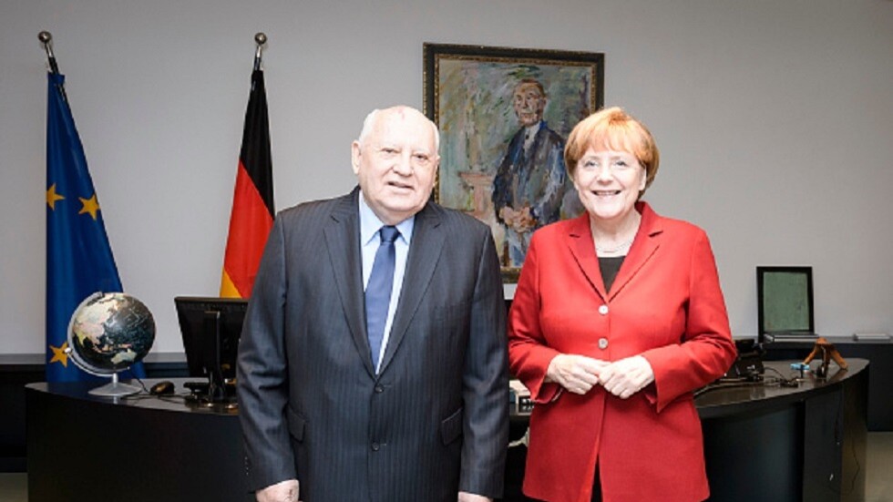 ميركل: غورباتشوف غير حياتي