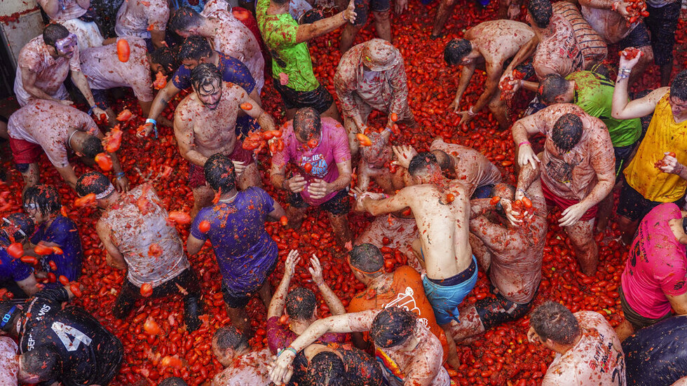 عودة معارك التراشق بالطماطم في إسبانيا بعد توقف بسبب كورونا