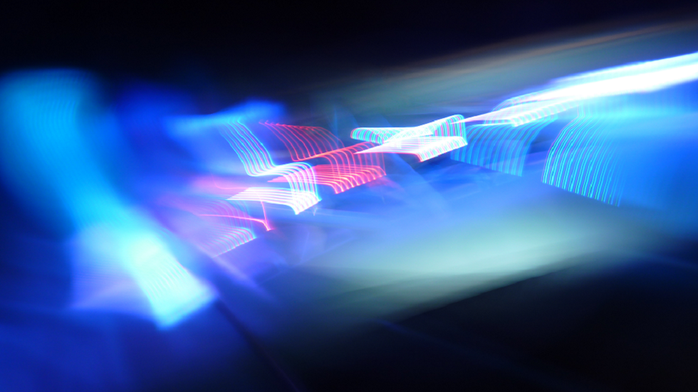 فيزيائيو الكم يسجلون رقما قياسيا جديدا لتشابك الفوتونات معا