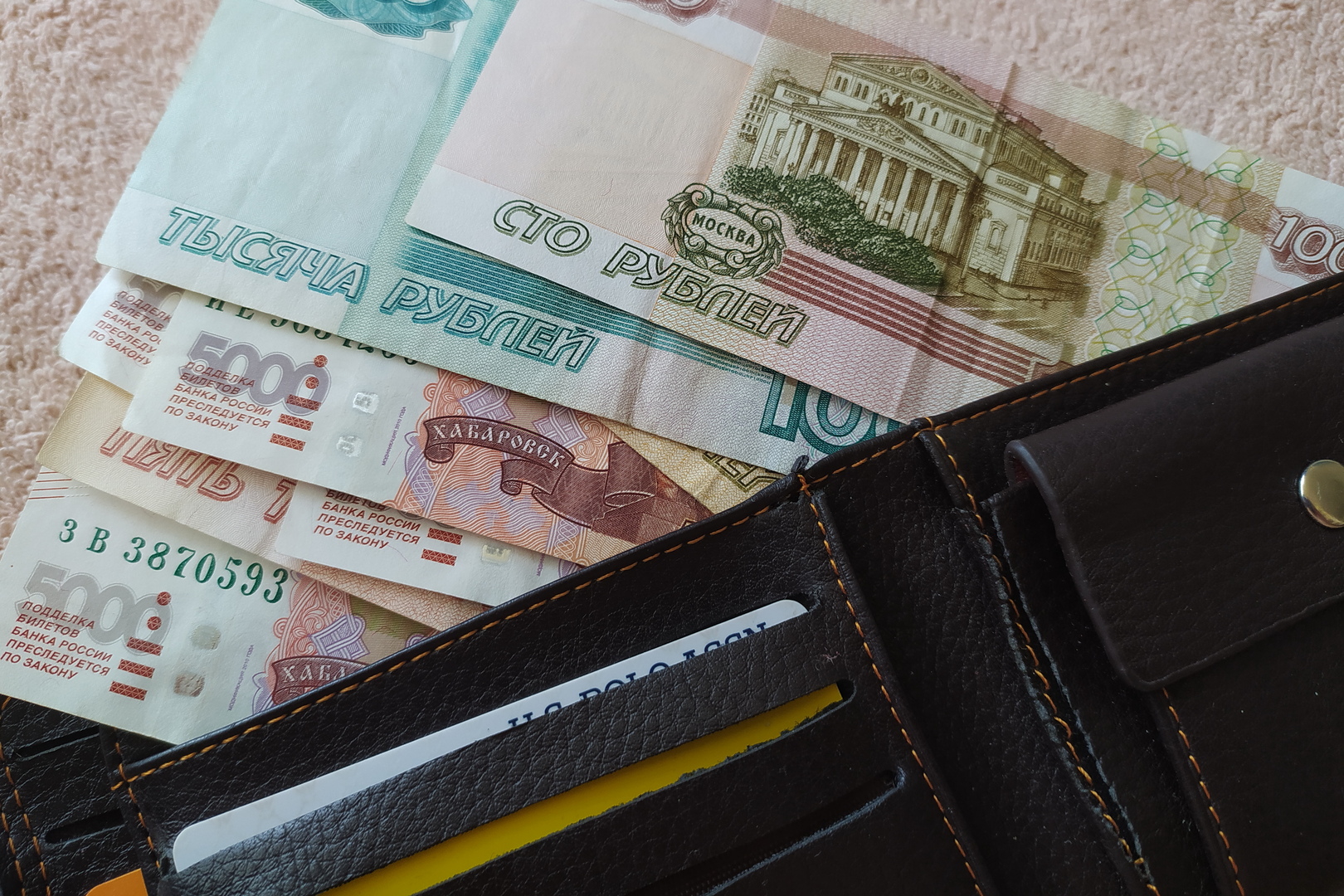 المركزي الروسي يمدد الضوابط على ودائع الدولار